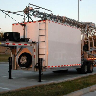 24 متری 25 متری 30 متری تریلر کامیون متحرک نصب شده نورپردازی سلول لوله ای روی چرخ های تلسکوپی شبکه آنتن برج ارتباطات