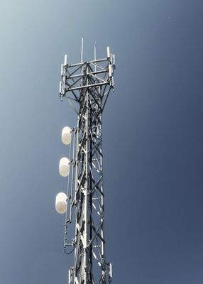 4G 5G مخابرات بی سیم ارتباطات انرژی خورشیدی مخابرات رادیو 3 پا برج فولادی زاویه ای