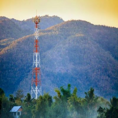 4 پا زاویه ای فولاد آهن خود پشتیبانی از برج شبکه مخابراتی و اینترنت ISP بی سیم 5G برج آنتن