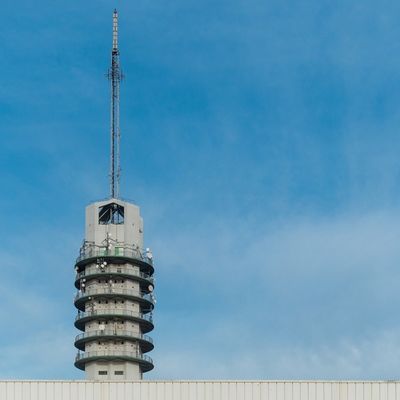 برج فولادی لوله‌ای سه پایه بام