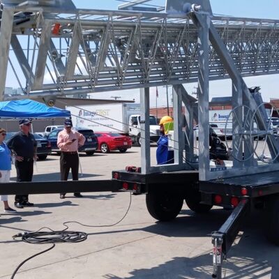 برج تلسکوپی 15-30M لوله میله جامد ارتباطات آنتن روشنایی کامیون نصب شده 40M / S مقاومت در برابر باد گرم غوطه ور شده