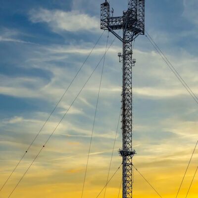 برج سیمی پایدار ساخته شده با کابل های فولادی با استحکام بالا که راه حل هایی برای سازه های بلند و باریک ارائه می دهد