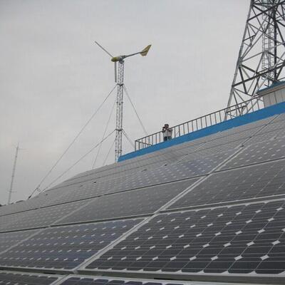 برج آنتن خورشیدی با باتری پشتیبان فولاد گالوانیزه 22 32 42M 4G 5G Telecom Mast