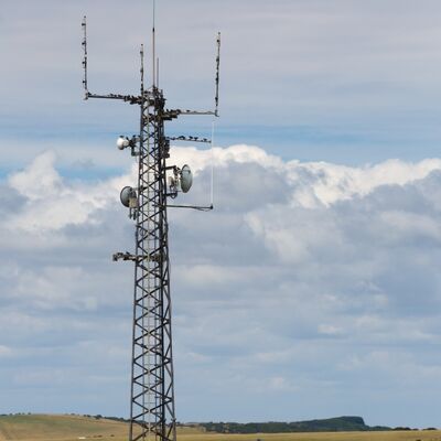 15 25 35M چند سیگنالی 3 پایه فولادی لوله ای گالوانیزه خود نگهدار در فضای باز 5G 4G Wifi برج مخابراتی رادیویی