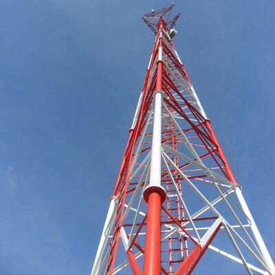 دکل رادیویی مایکروویو 5G 4G در فضای باز 19 29 39M چند سیگنالی 3 پایه فولادی گالوانیزه لوله ای خود تکیه گاه