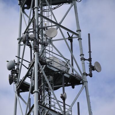 دکل رادیویی مایکروویو 5G 4G در فضای باز 19 29 39M چند سیگنالی 3 پایه فولادی گالوانیزه لوله ای خود تکیه گاه