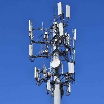 14 20 26M جمع و جور تک قطبی فولاد گالوانیزه خود پشتیبانی در فضای باز ماهواره 5G 4G منطقه کوچک مخابراتی