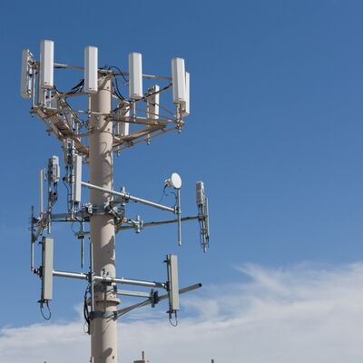 10 16 22M فضای صرفه جویی در فضا تک قطبی لوله ای گالوانیزه فضای باز 5G 4G مایکروویو جمع و جور دکل ارتباطی