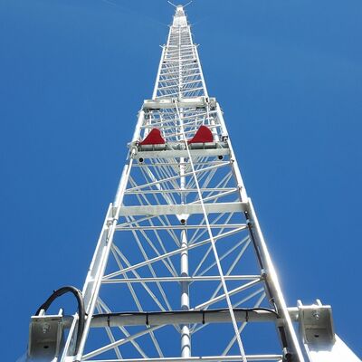 دکل فولادی تلسکوپی قابل حمل برای استقرار سریع ایستگاه پایه سیار و نظارت اضطراری با سیستم بالابر درجه صنعتی و پایه تثبیت شده